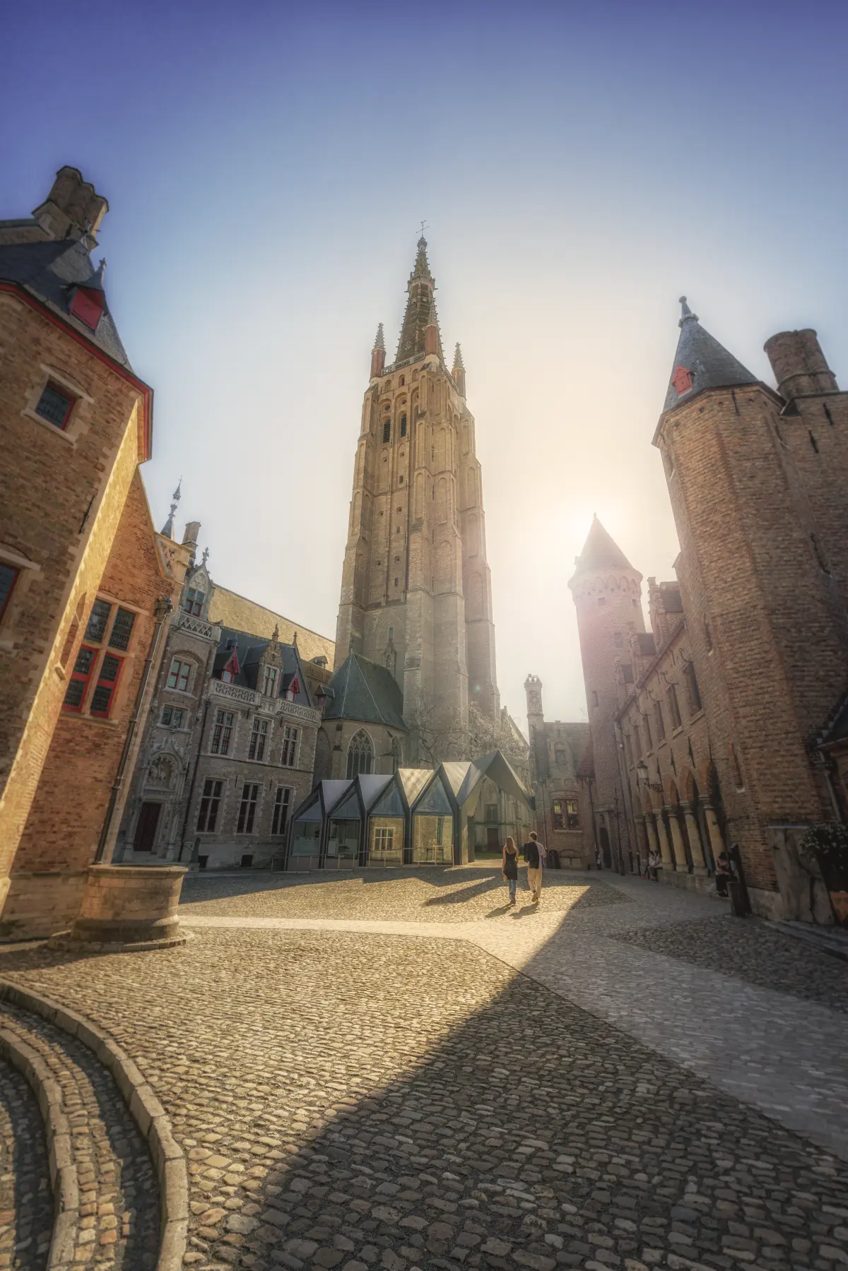 Gruuthuse inner courtyard with palace wings on both sides and right in front you the reception pavilion, which closes off the square and provides access to the Church of Our Lady, the tower of which is visible behind the pavilion.
