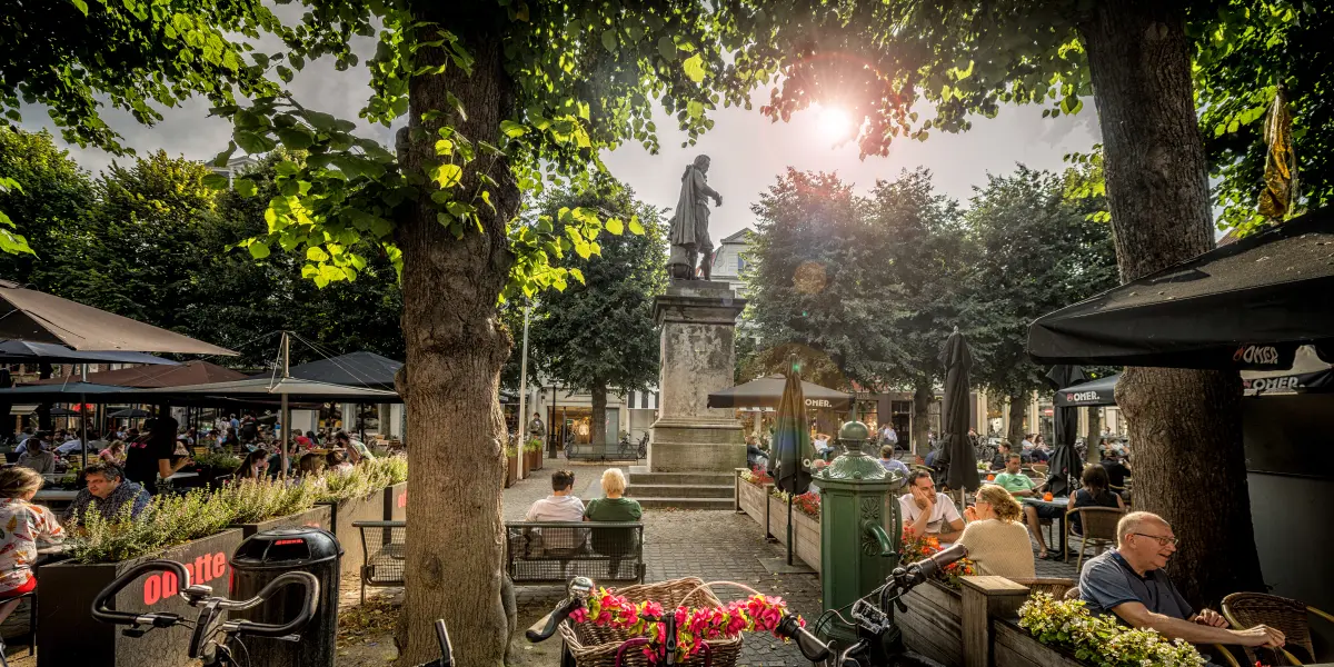 terrace and statue of Simon Stevin on the Simon Stevin Square