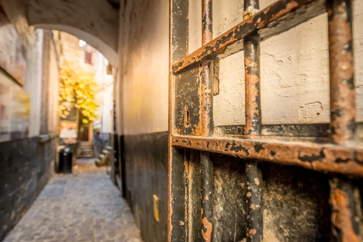 photo of De Garre showing how narrow the alley is