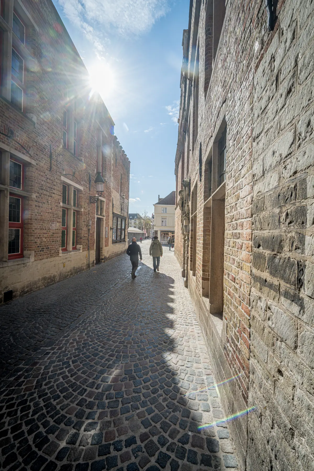 Blinde-Ezelstraat with on the right the side facade of the town hall with a black square on it