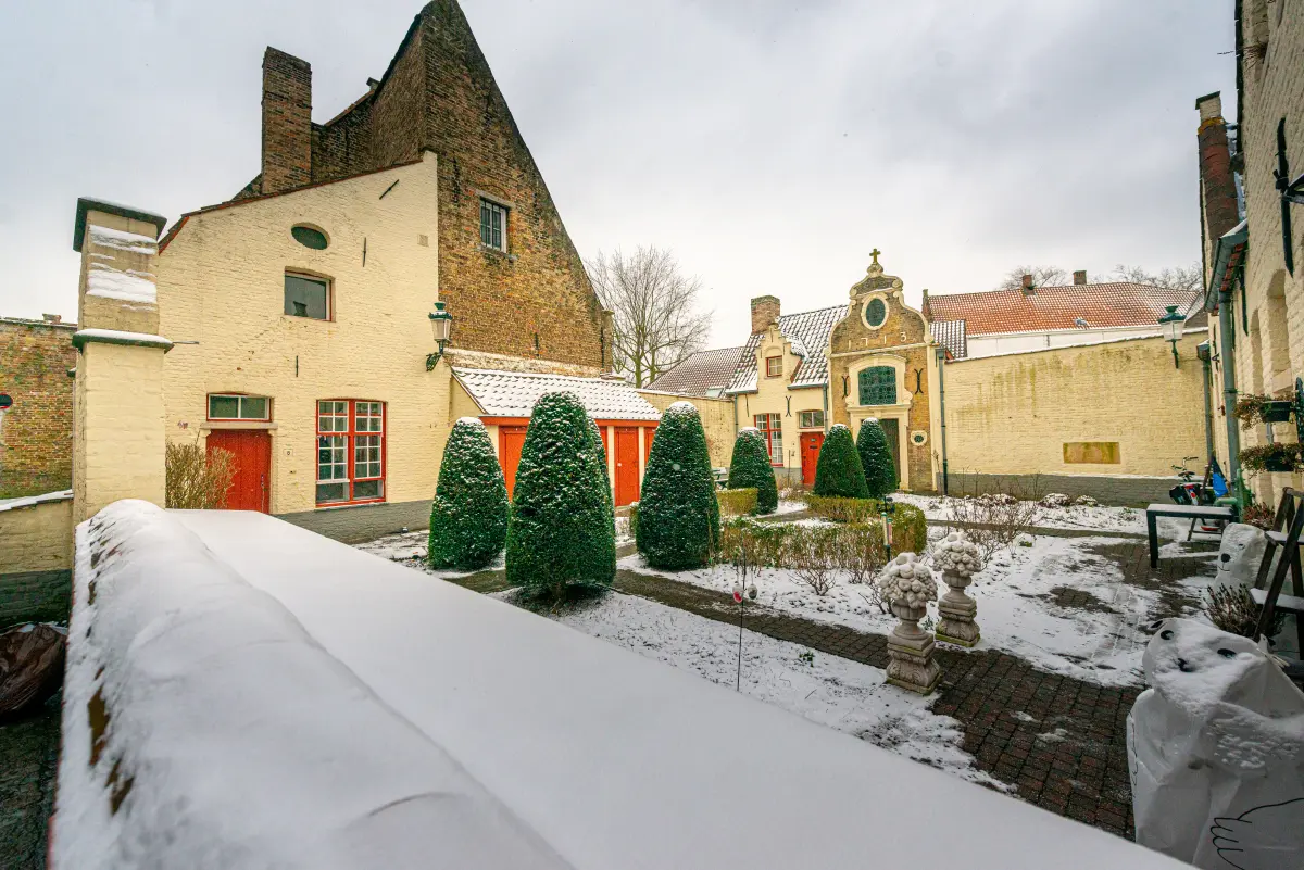 snow-covered almshouse de Vos in the Noordstraat